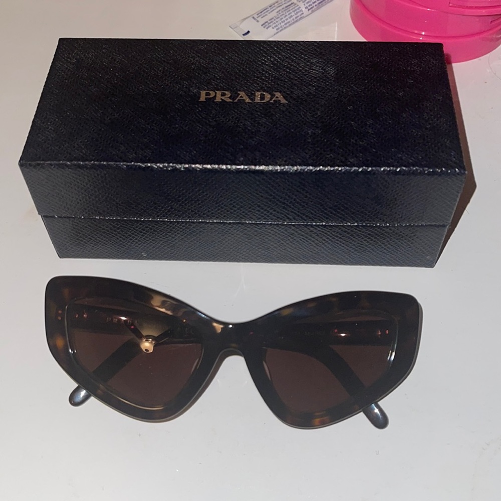 Prada cat eye sunglasses wit box and case. Color brown and black.